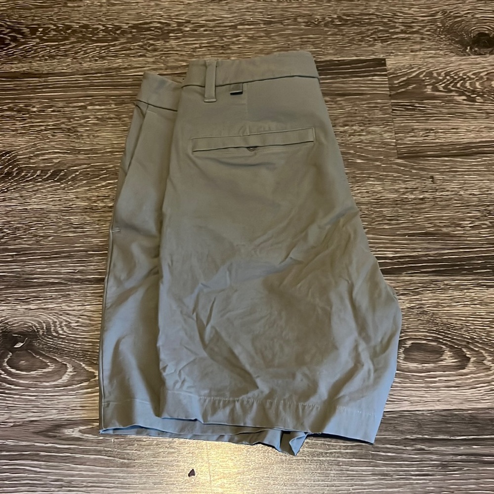 Lululemon Men's Size 31 Green Commission Slim Shorts Warpstreme